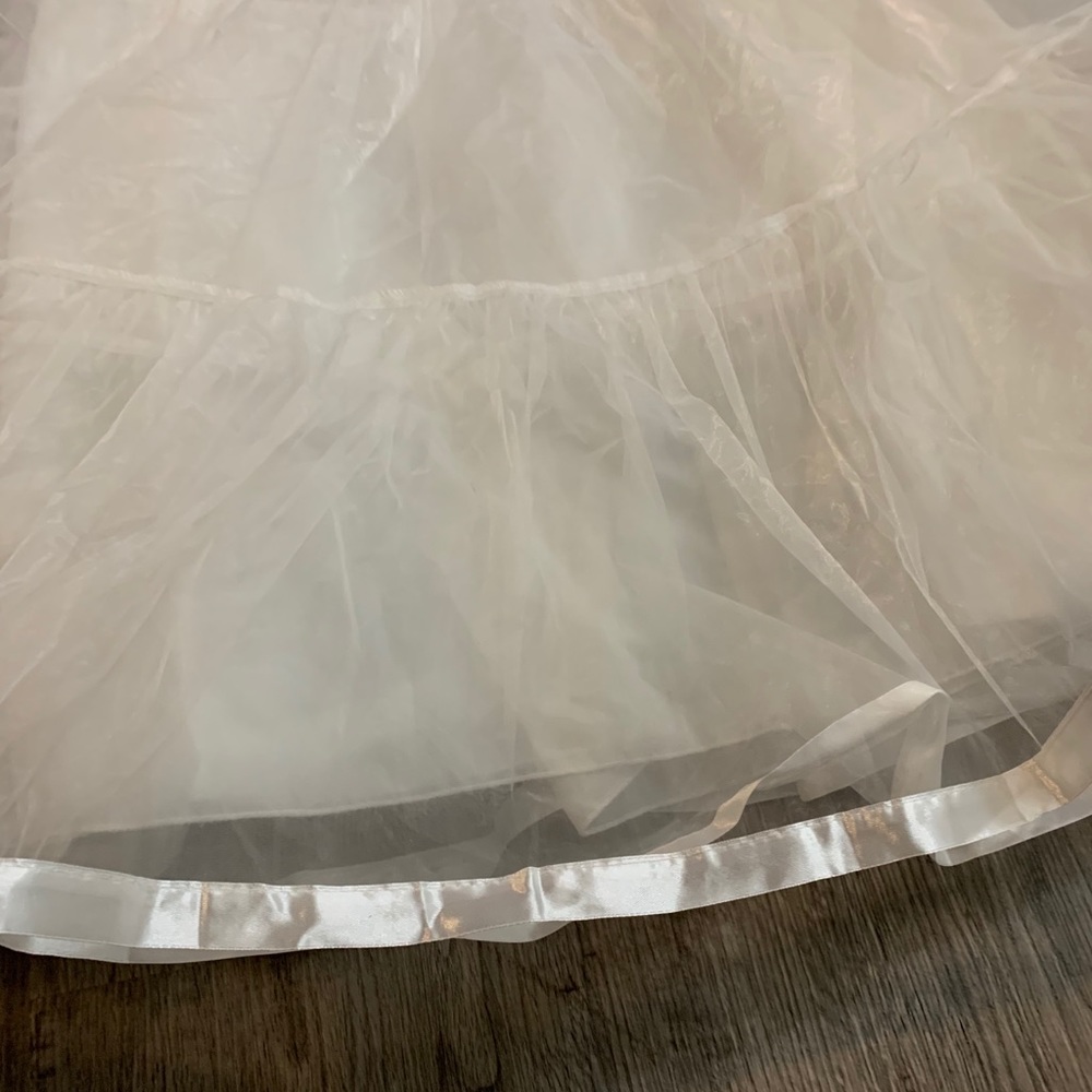 Tulle petticoat that goes under wedding dress